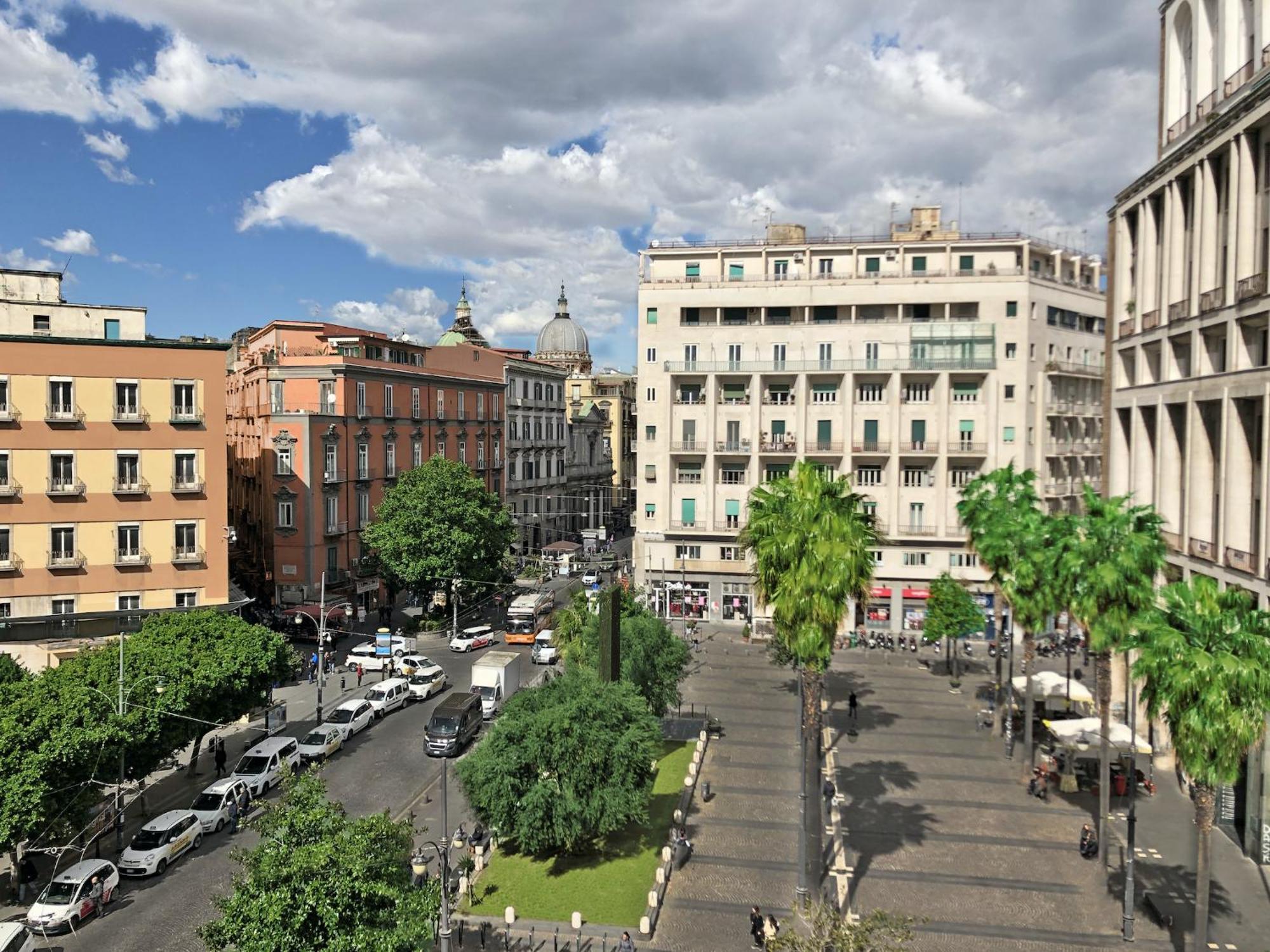 Piazza Carità 4*
